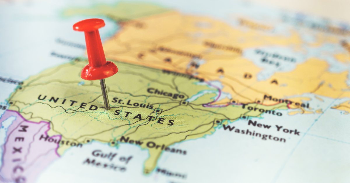 Map of United States of America with red pin in the middle.